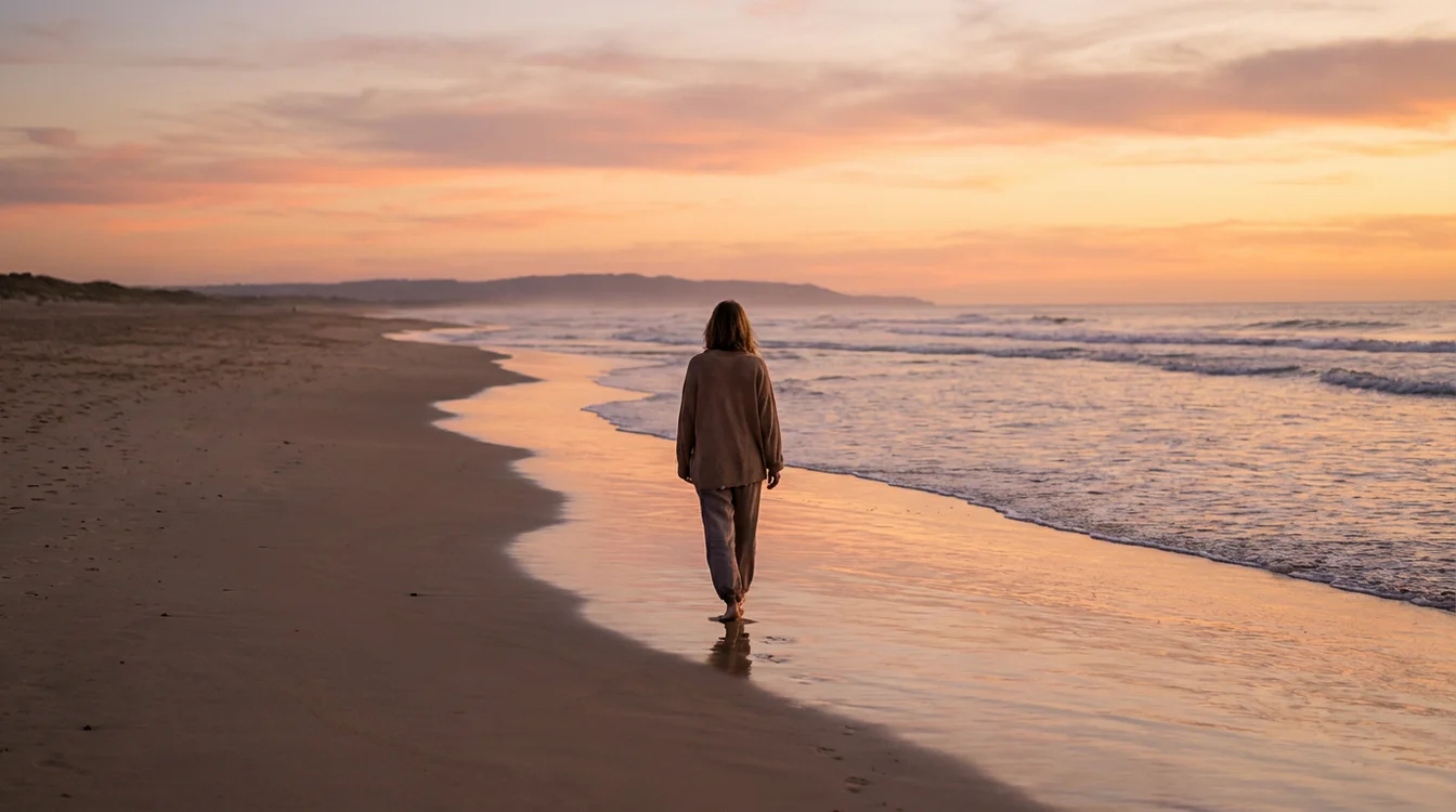 Persona che cammina sulla spiaggia al tramonto in pausa rilassante